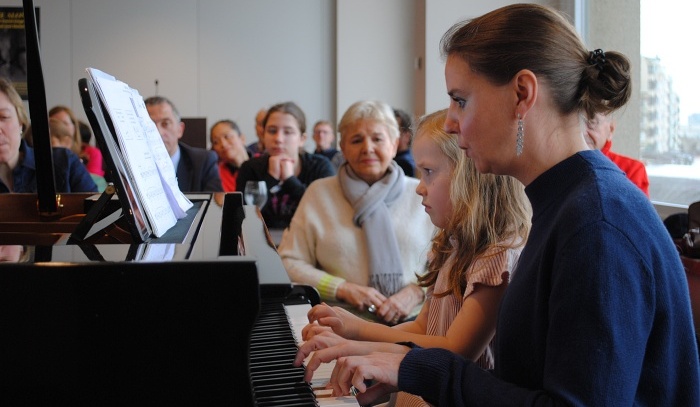 Juf Tamira begeleidt de leerling op de piano