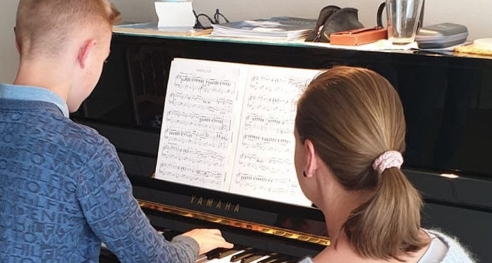 Tiener volgt pianoles